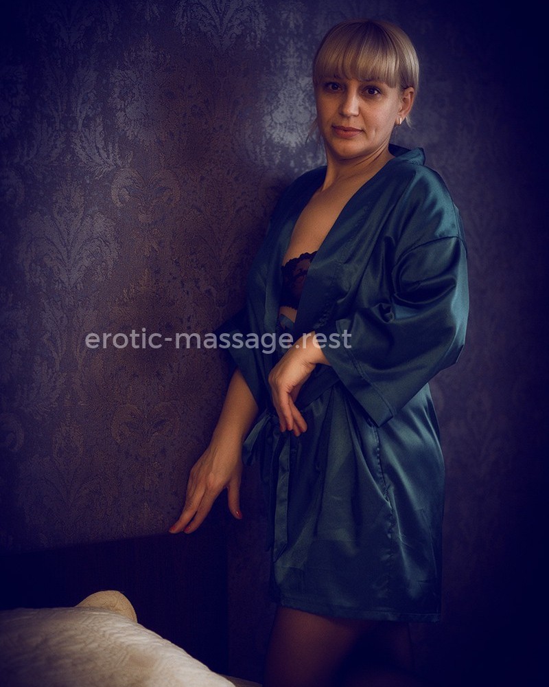 Девушка массажист санкт петербург. Женщина массажистка.